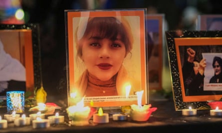 Un mémorial pour Mahsa Amini lors d'une veillée aux chandelles à Los Angeles, Californie, le 29 septembre 2022.