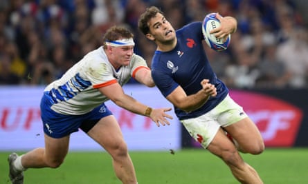 Damian Penaud evades a tackle from Namibia’s Louis van der Westhuizen.