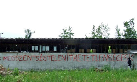 The Two-Tailed Dog party’s graffiti image of someone spray-painting the longest Hungarian word(<em>megszentségteleníthetetlenségeskedéseitekért</em>) and running out of space.