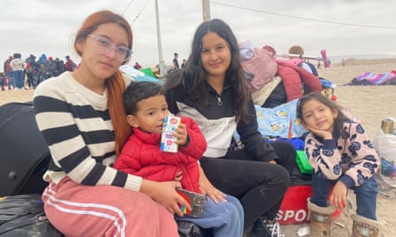 لئونلیس پرز، چپ، و خانواده اش در مرز شیلی با پرو.