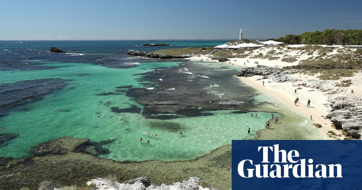 Four people pulled from water after private plane crashes off Rottnest Island in WA