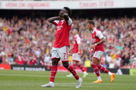 Bukayo Saka goes close for Arsenal!