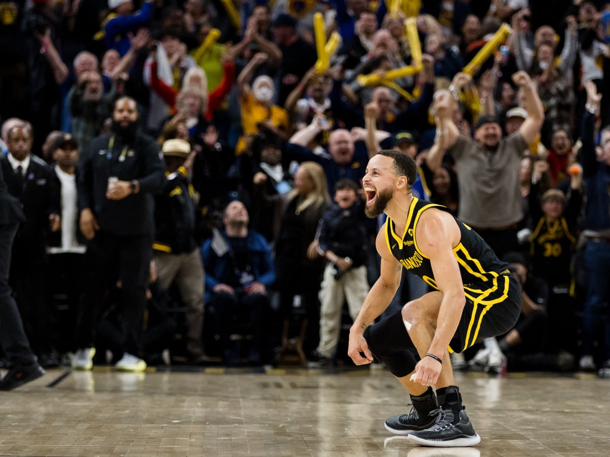 Warriors' Stephen Curry hits stunning three with 0.7 seconds left to beat Suns | NBA | The Guardian