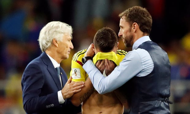 Gareth Southgate (right) and Colombia’s coach, José Pékerman, with Mateus Uribe after the penalty shootout.