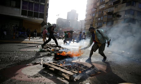 Venezuela: police helicopter attacks supreme court with grenades