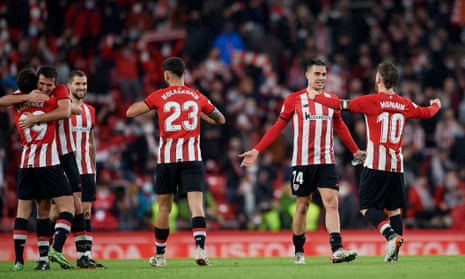 Iker Muniain (right) celebrates with his Athletic Bilbao teammates after the final whistle.