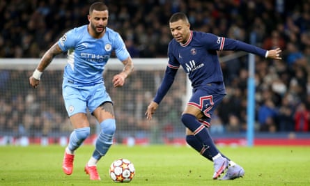 Kyle Walker jouant contre Kylian Mbappé pour Manchester City contre le Paris Saint-Germain en Ligue des champions