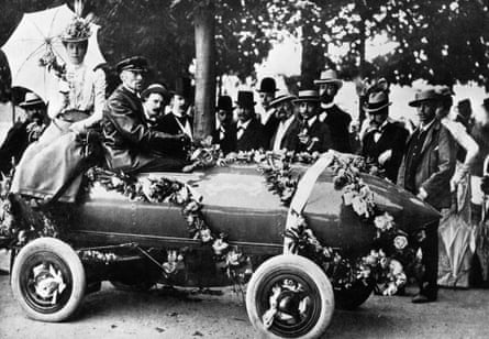 Camille Jenatzy, in the driver’s seat, the first person to exceed 100kph (62mph) in an electric car.