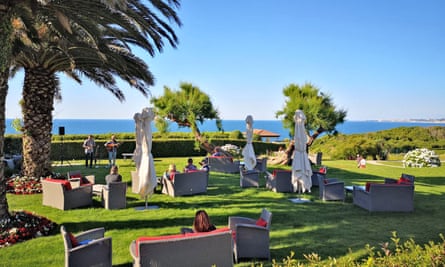 The garden of hotel La Réserve, with ocean views