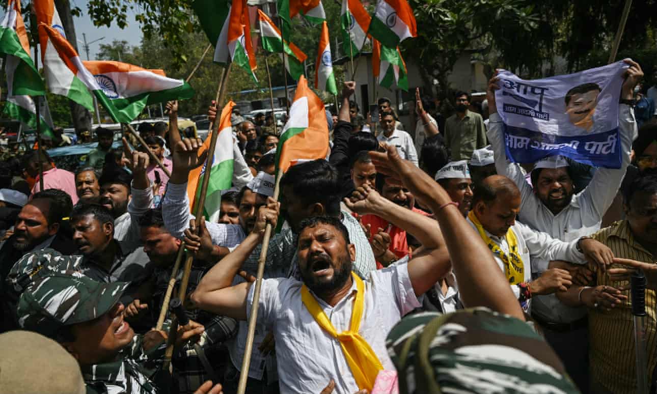 India convoca al embajador luego de que Estados Unidos critica el arresto del jefe de gobierno de Delhi.