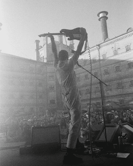 Stu Mackenzie performing at Lukiškiu prison.