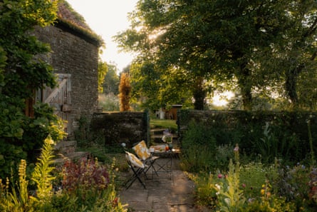 Garden and barn in leafy countryside