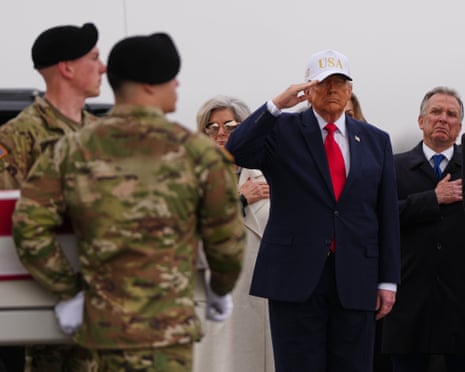 Trump salutiert bei militärischer Zeremonie