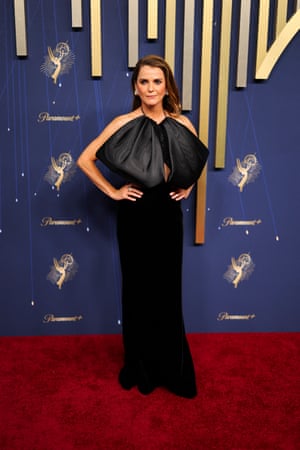 Lead actress in a drama nominee Keri Russell (The Diplomat) has a big black bow by Armani Privé, another farewell to Giorgio Armani