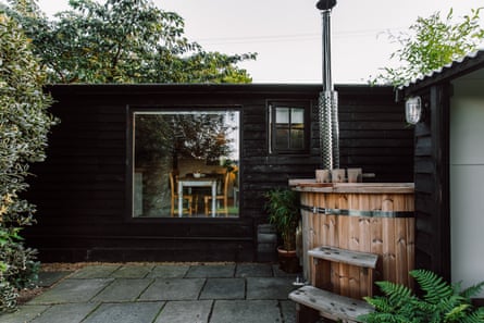 Cabin in East Sussex with timber panelling and hot tub