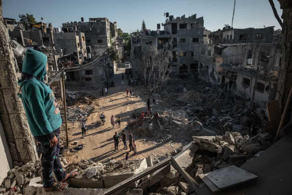 Palestinians return to the rubble of their destroyed homes on May 24, 2021 in Beit Hanoun