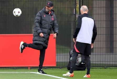 Jurgen Klopp gets rid of some tricks in training.