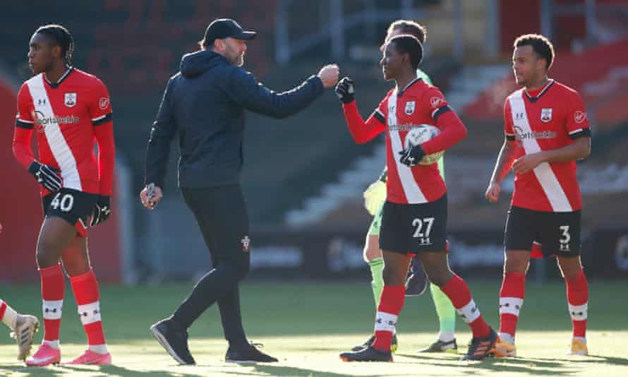 Ralph Hasenhüttl congratulates his players after the game.