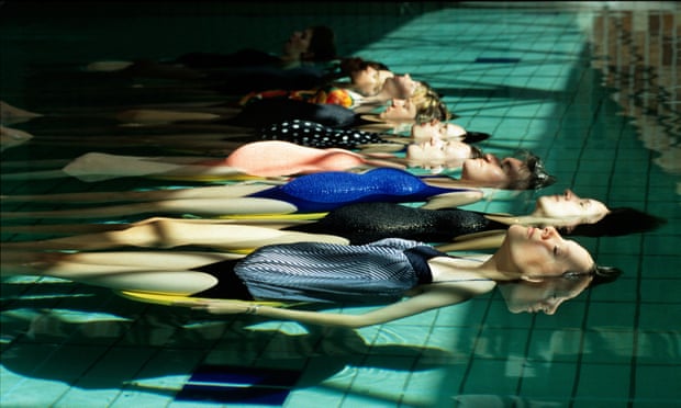pregnant women swimming