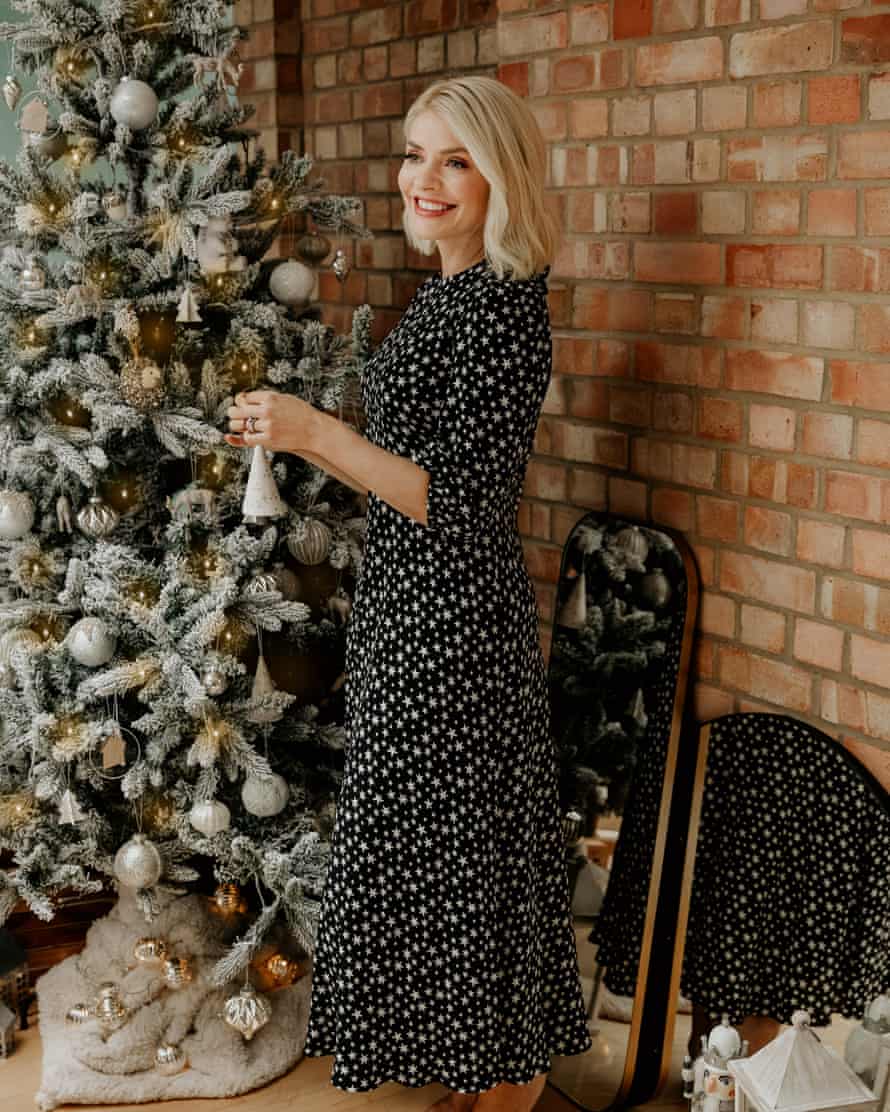 Holly Willoughby dans une robe à imprimé étoiles de la collection de Noël de M&S.