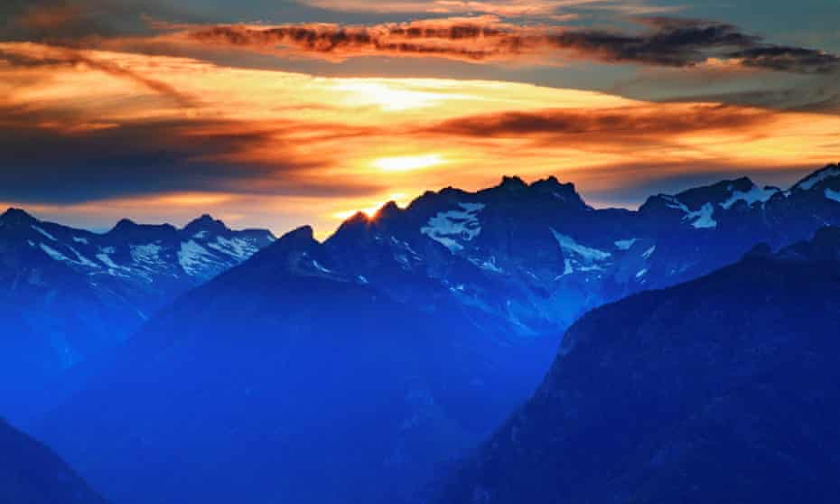 Looking west into North Cascades national park from Desolation Peak.