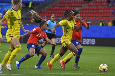 Sweden’s forward Madelen Janogy holds off Chiles’ Yessenia López