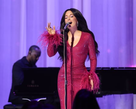 Kacey Musgraves pays tribute to Dolly Parton at the VMAs.