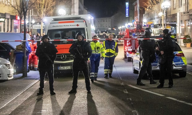 Polisi menjaga pemandangan di depan sebuah restoran di pusat Hanau.
