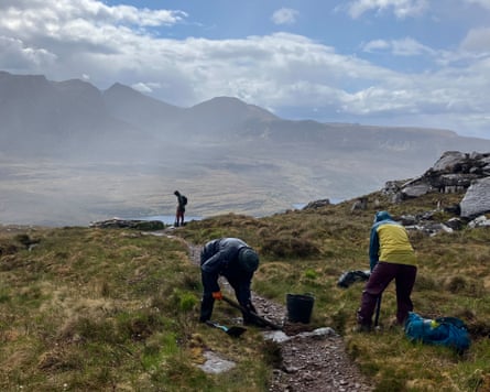 Volunteers repairing the hiking path on Stac Pollaidh