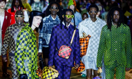 Pharrell Williams memamerkan berbagai bentuk tubuh dalam pertunjukan debutnya untuk Louis Vuitton.