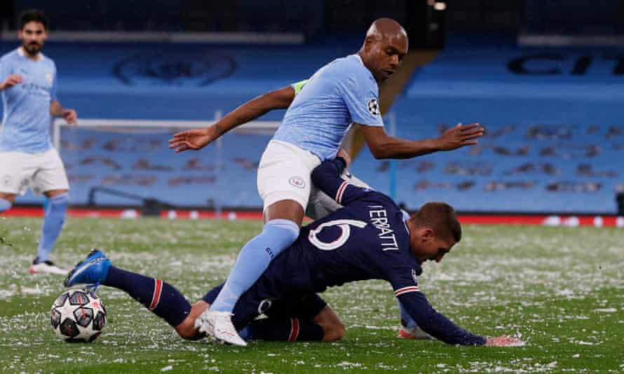 Fernandinho, here with Marco Verratti, showed his mastery at avoiding yellow cards for what appear to be bookable fouls.