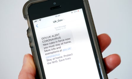 Un avviso SMS del governo che dice alle persone di rimanere a casa a causa dell'inizio della pandemia di coronavirus, 24 marzo 2020.