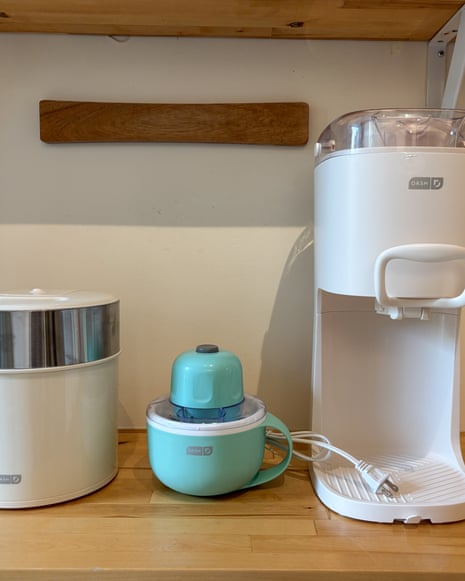 A dash pint ice cream maker