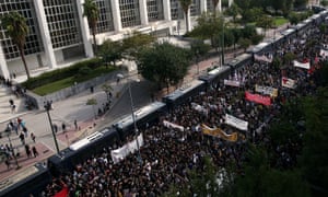 Manifestantes se reúnem em frente ao tribunal de Atenas