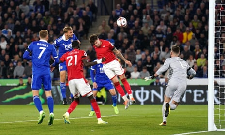 Leicester Citys Kiernan Dewsbury-Hall header utenfor i sin Premier League-kamp mot Nottingham Forest.
