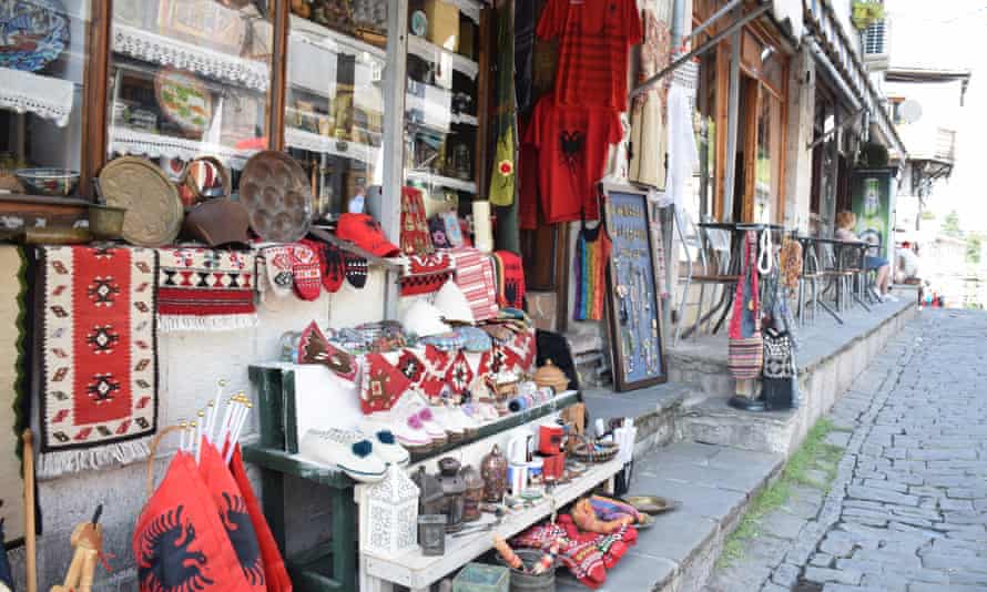 Tiendas en el bazar histórico de Gjirokastra