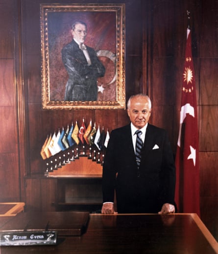 Kenan Evren in presidential room