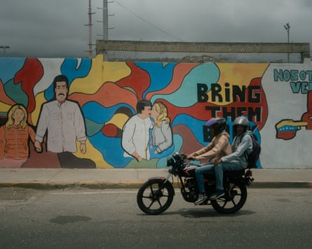 Murals of Nicolás Maduro and Cilia Flores embracing in La Guaira, Venezuela