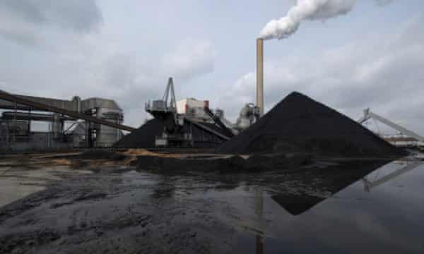 Una pila di carbone in una centrale elettrica a Geertruidenberg, Paesi Bassi, nel 2010.