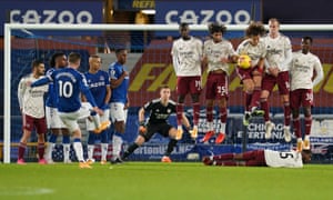 Everton’s Gylfi Sigurdsson fires a free-kick into the Arsenal wall.