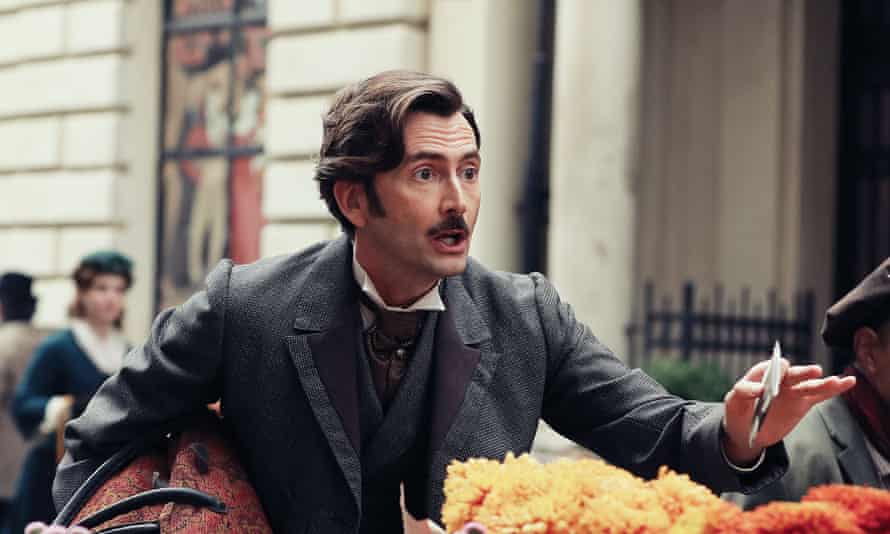 David Tennant, avec moustache, par un étal de fleurs