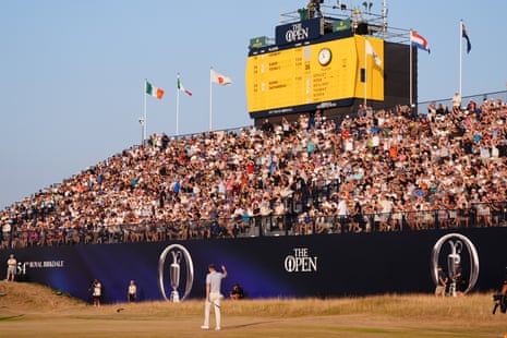 Justin Rose acknowledges the crowd on the 18th.