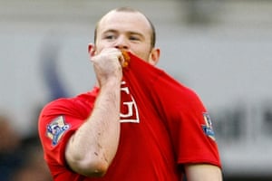 Wayne Rooney besa la insignia del Manchester United después de anotar contra el Everton en 2008.