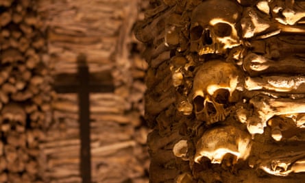 Tengkorak dan tulang di Capela dos Ossos.