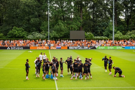 لاعبون ومشجعون من هولندا خلال جلسة التدريب الوداعي في مجمع تدريب KNVB