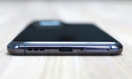 The USB-C port of the Oppo Find X5 Pro