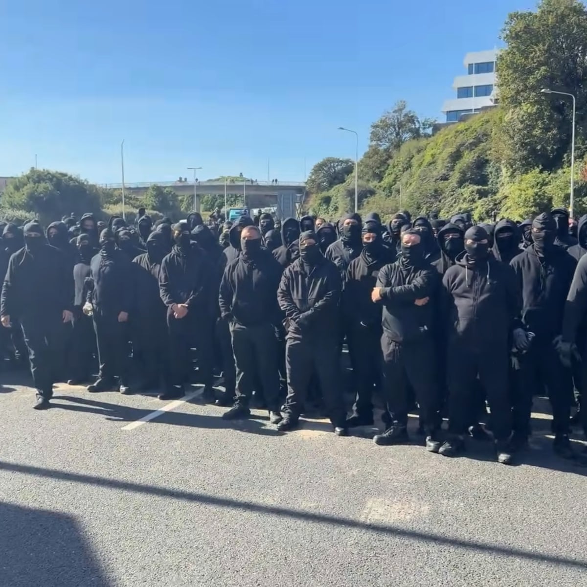 Μαυροφορεμένοι όχλοι και το παζλ της δικαιοσύνης δύο επιπέδων