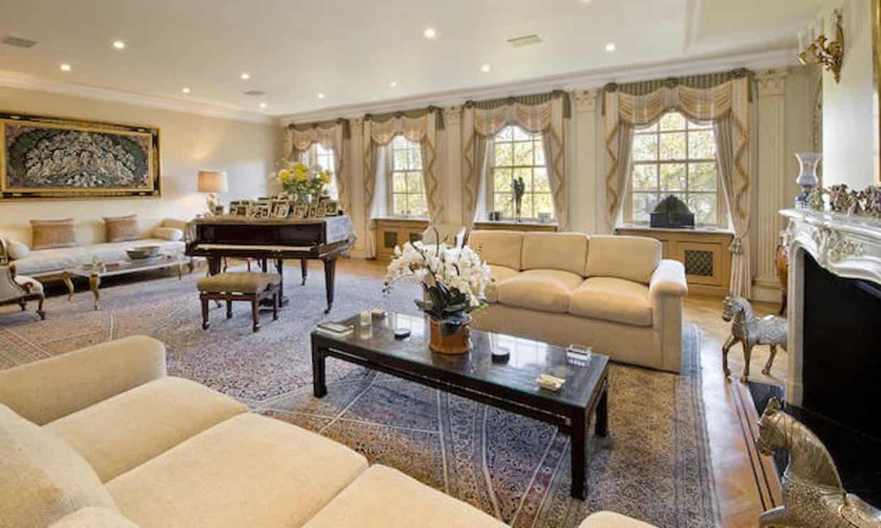 An estate agent photograph of the Lowndes Court apartment.