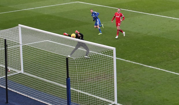 الكرة تصدم بالعارضة