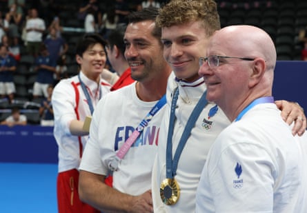 León Marchand with his coaches, Bow Bowman and Nicolas Castel.